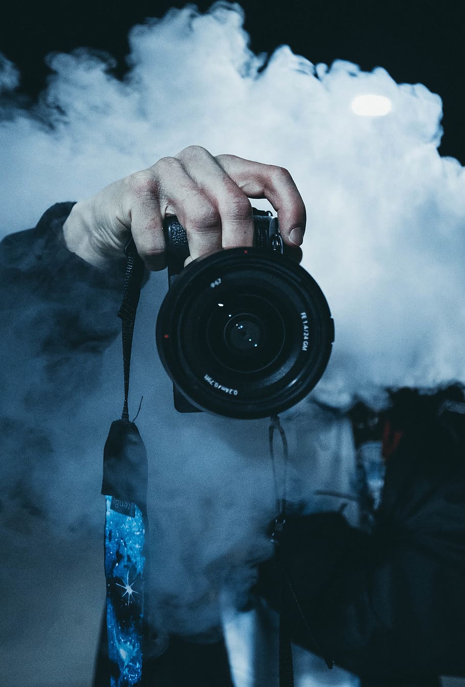 person holding DSLR camera, human hand, activity, real people HD wallpaper