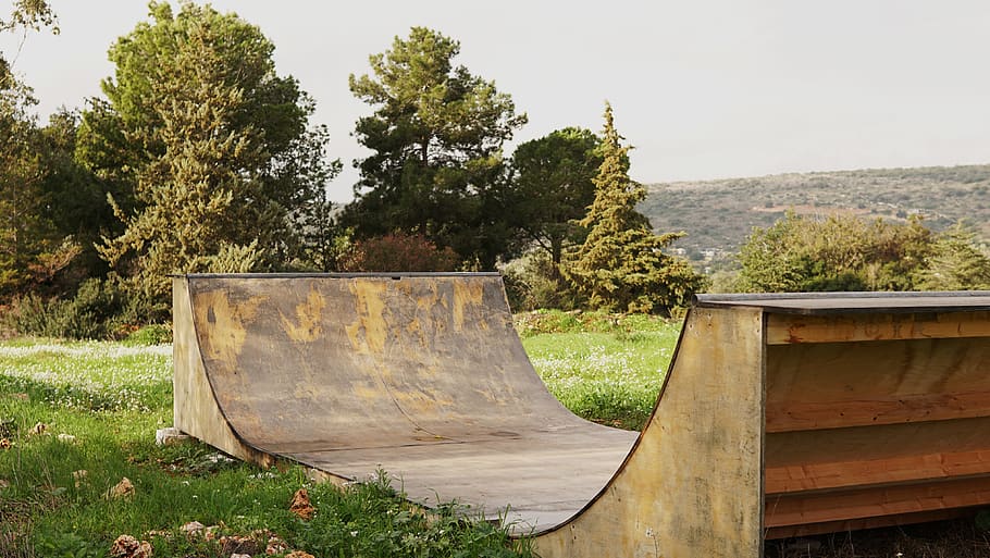 brown wooden skate ramp near green leaf trees, machine, israel, HD wallpaper