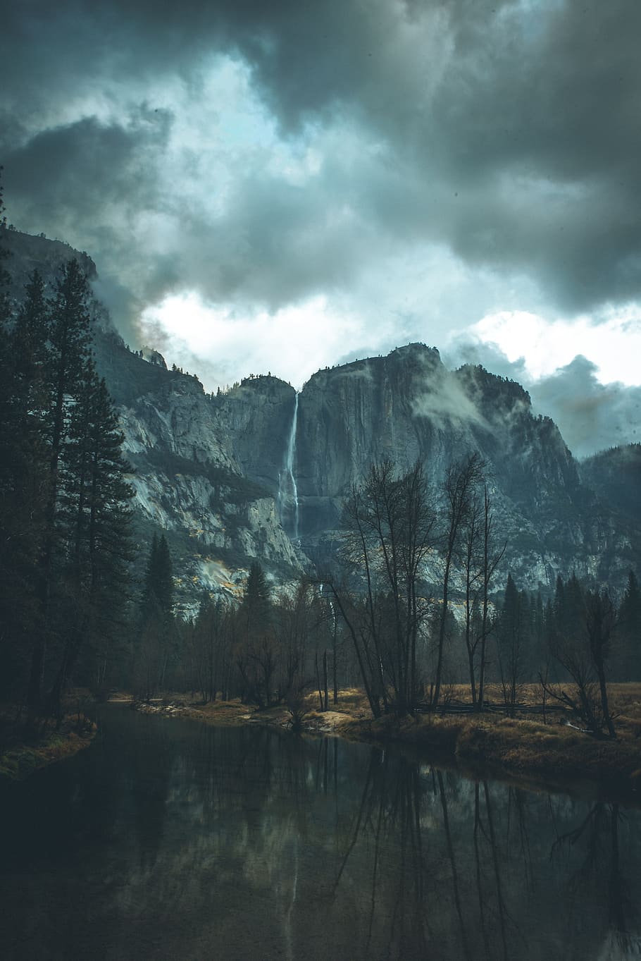 lake near rocky mountain, cliff, cloudy, dark, storm, water, tree HD wallpaper