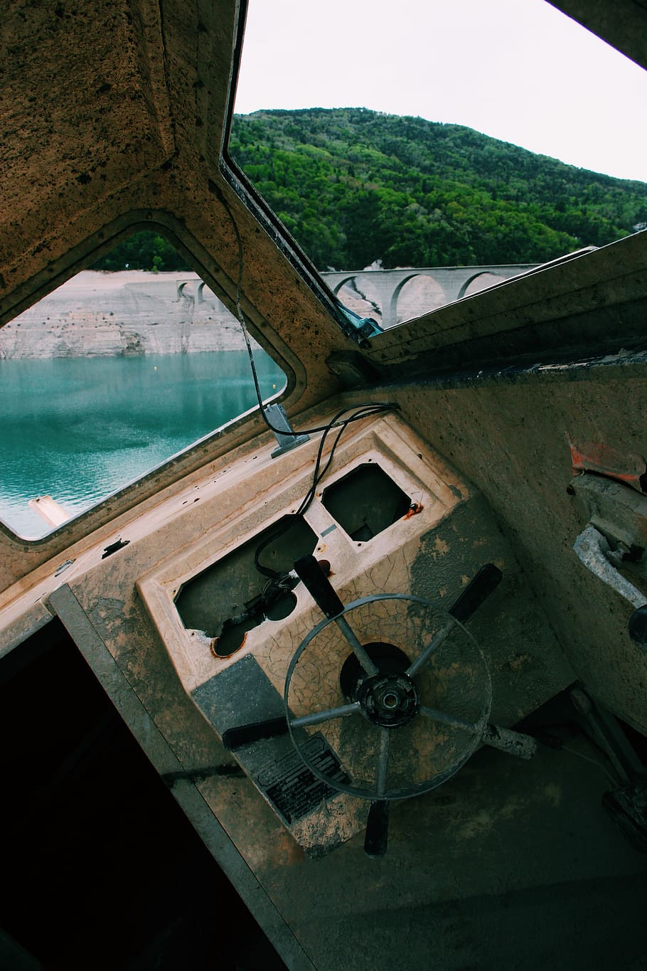 Brown Ship Steering Wheel, abandoned, boat, broken, daylight HD wallpaper