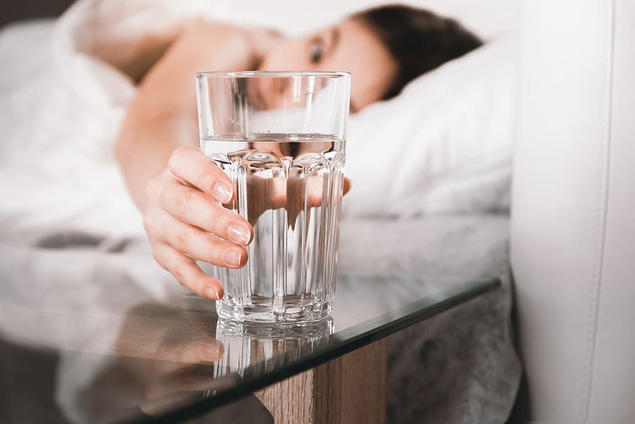 Close up Woman holding glass of water on bed in the morning, refreshment, HD wallpaper