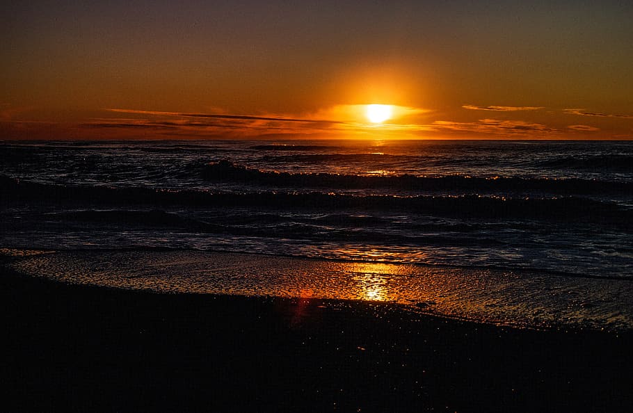 Sun going down over Bandon Beach in Oregon, USA, bright, cloud