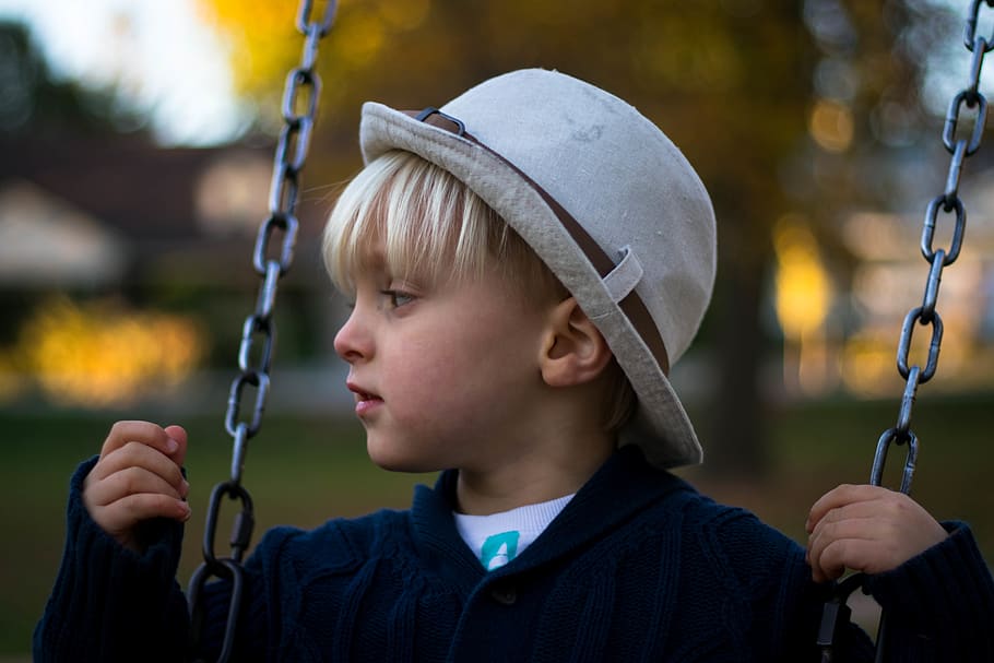 Kid in Gray Round Hat on Hanging Swing, blur, boy, child, close-up HD wallpaper