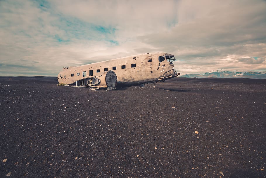 white bus on gray sand, airplane, abandoned, beach, jet, passenger plane HD wallpaper