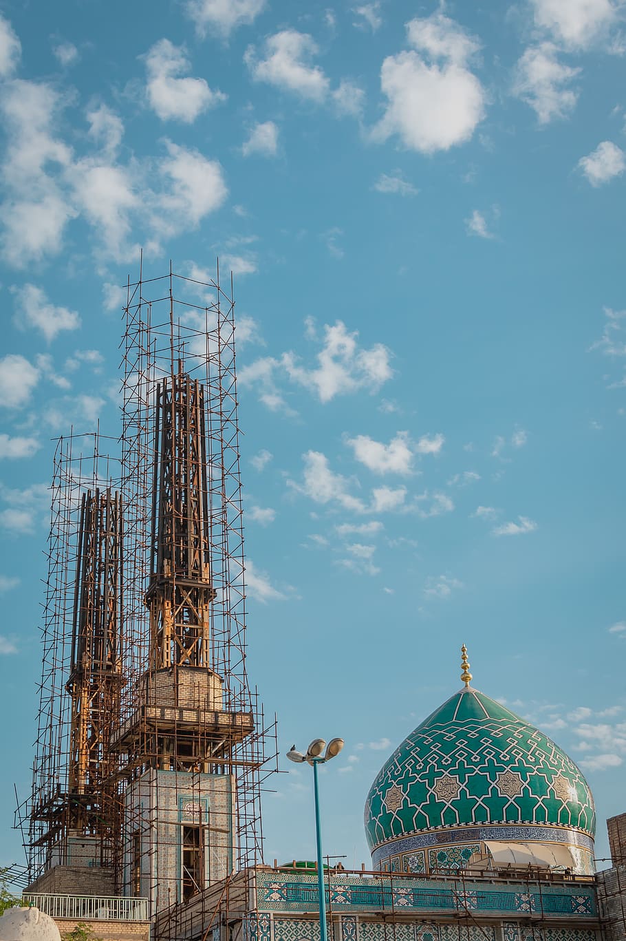 concrete building beside mosque, architecture, dome, iran, ali ibn mahziar HD wallpaper