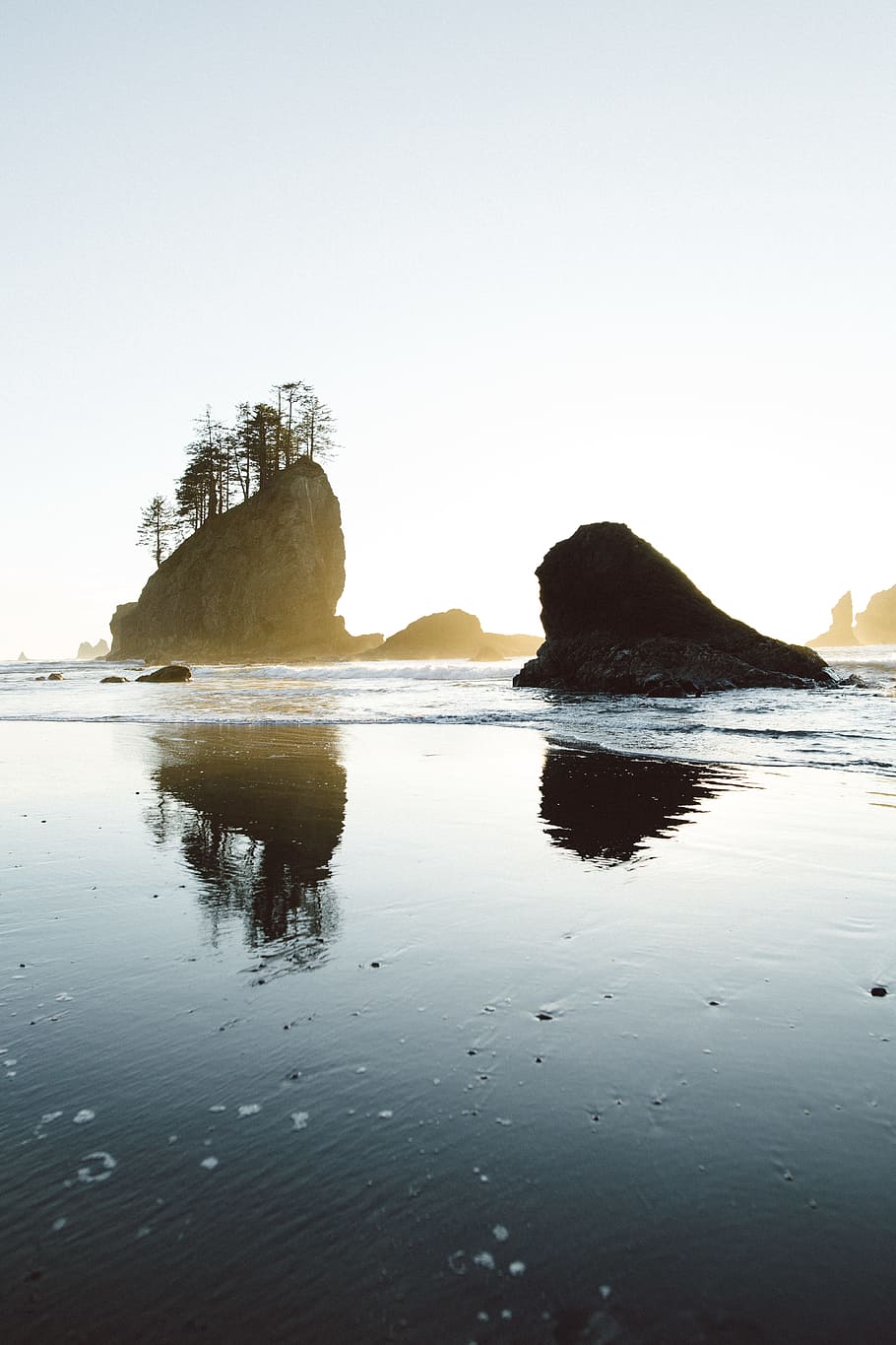 body of water during daytime, shore, beach, coast, rock, sunlight HD wallpaper
