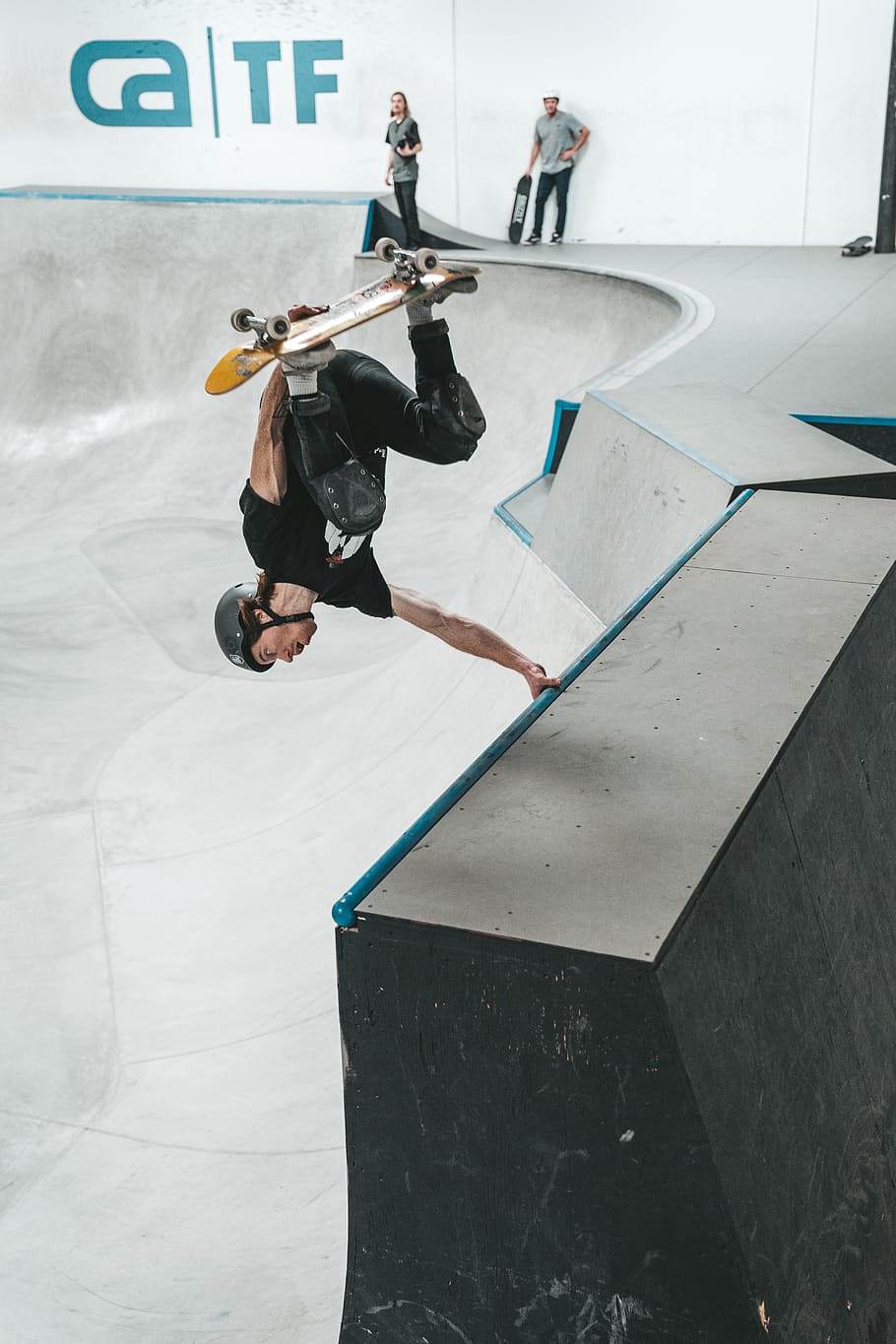 man playing skateboard, real people, sport, men, leisure activity HD wallpaper