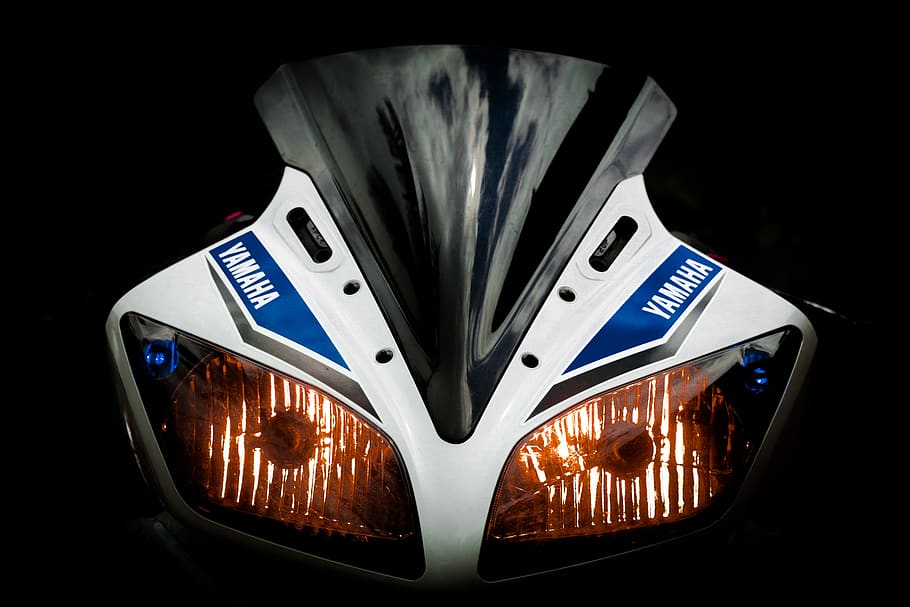 white and blue Yamaha sport bike powered-on headlight, anakkara