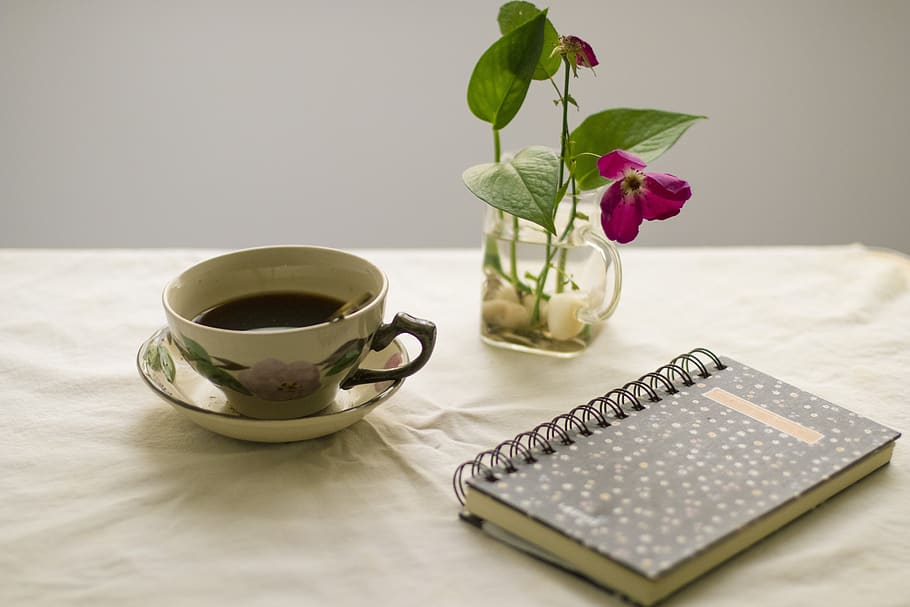 caffee, flowers, break, board, decoration, notebook, cup, drink HD wallpaper