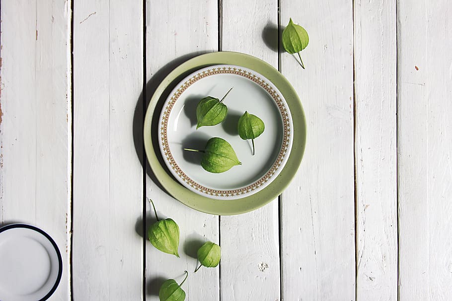 green leaf on ceramic plate, food and drink, wood - material HD wallpaper