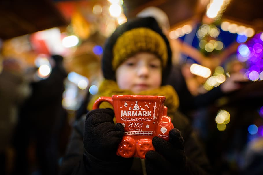 boy holding Harmark 2018 cup, poland, christmas, fair, tea, hot HD wallpaper