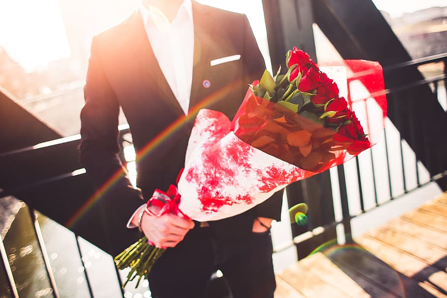 Gentleman Holding a Bouquet of Roses and Waiting for His Wife, HD wallpaper