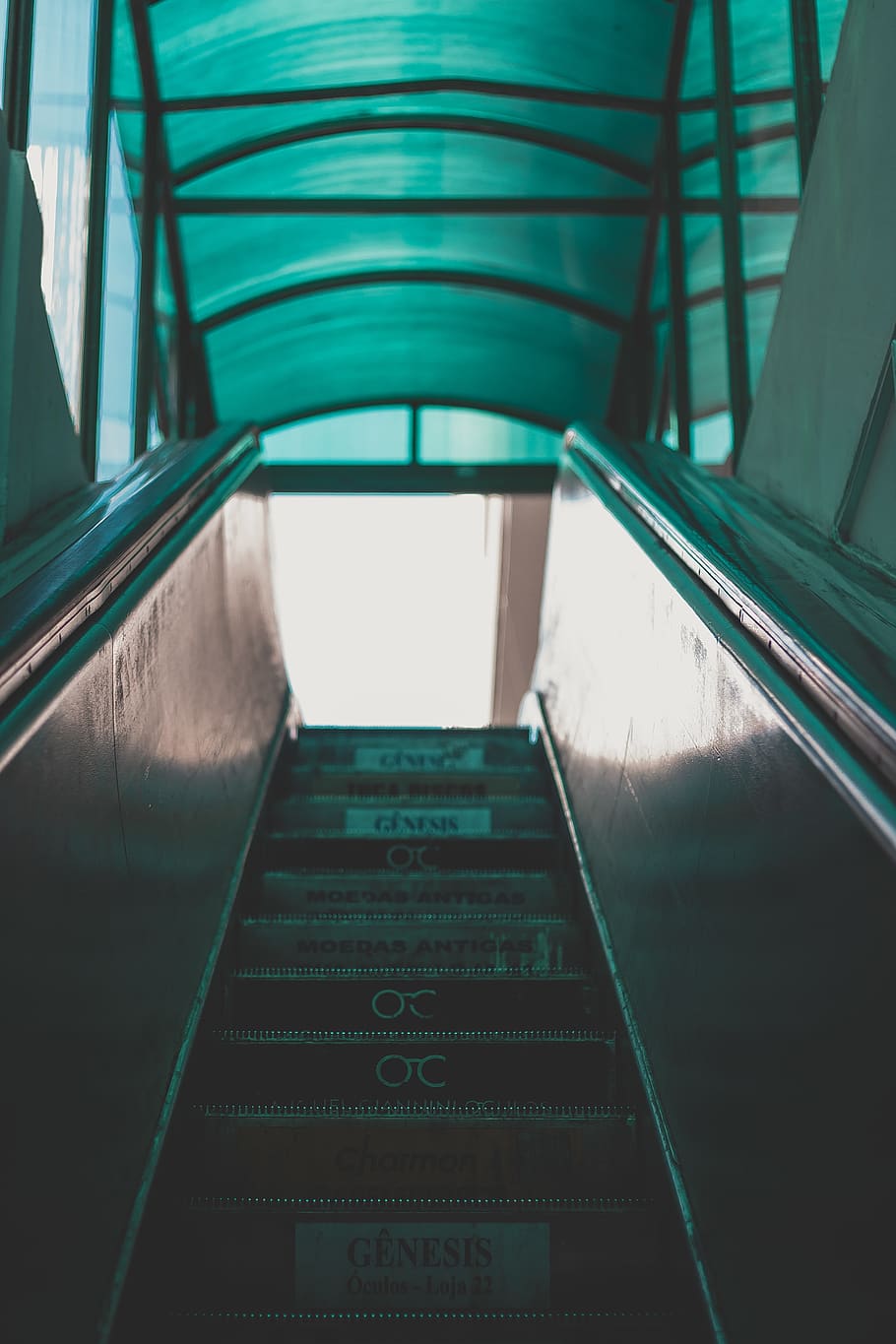 Empty Escalator, contemporary, design, futuristic, handrails HD wallpaper