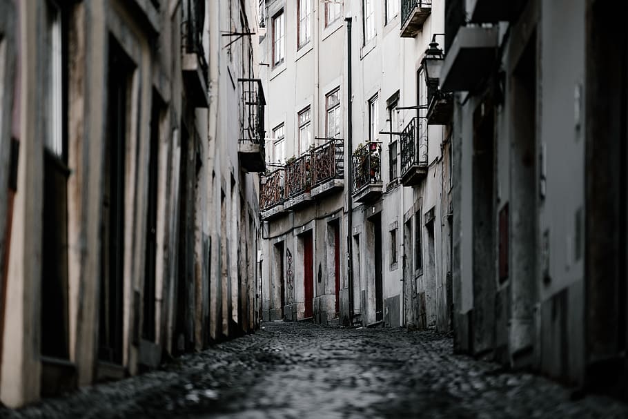 high-rise building, old, weathered, balcony, cobblestone, curve HD wallpaper