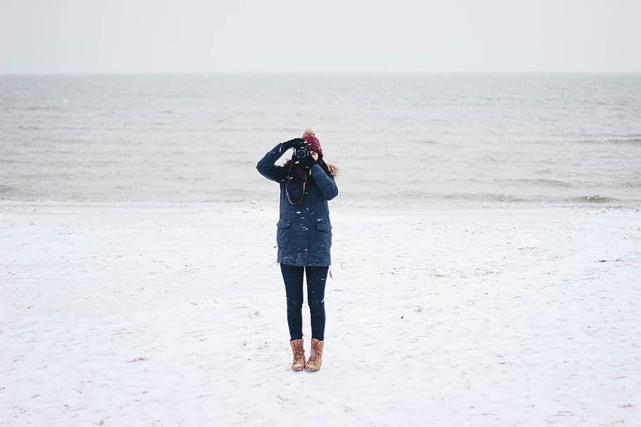 Woman Taking Picture on the Beach View, blue, camera, daylight HD wallpaper