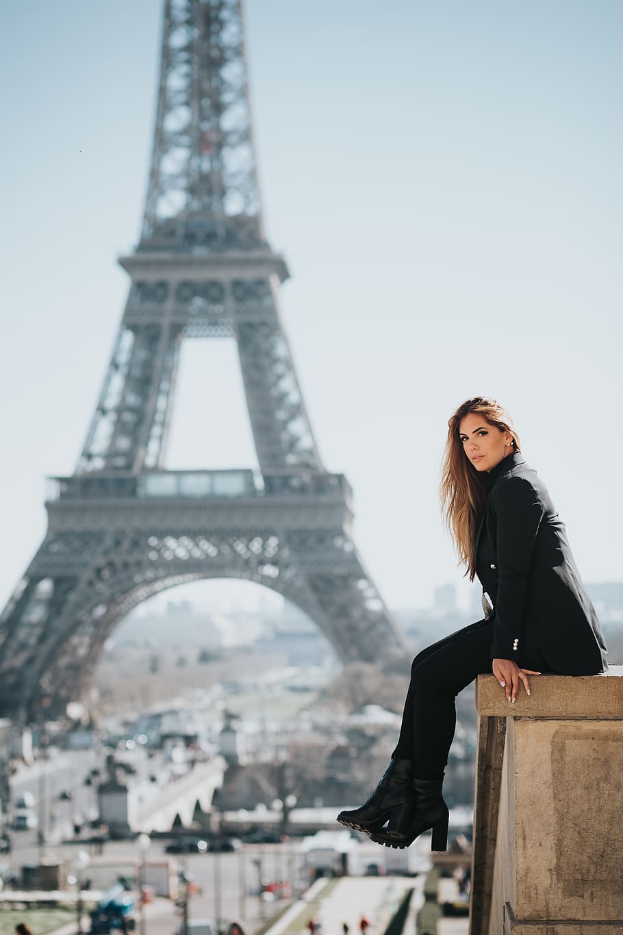 Woman Sitting on Ledge, architecture, brunette, city, eiffel tower HD wallpaper