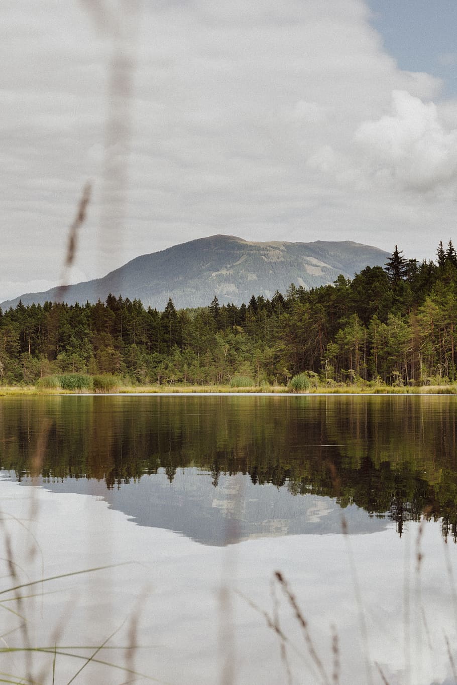 long exposure photography of lake near mountain, forest, cloud HD wallpaper