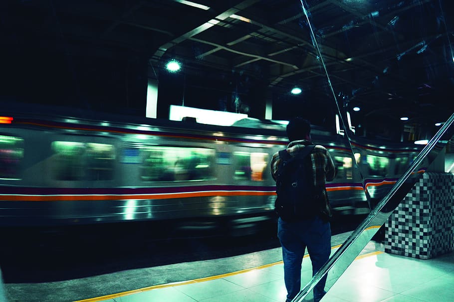 train, station, light, subway, waiting, blurring, night, urban HD wallpaper