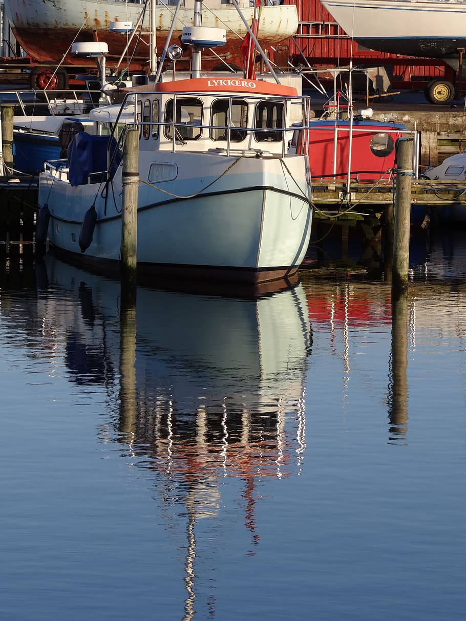 vandspejling, mirroring, fishing boat, sunny day, the port of gilleleje, HD wallpaper
