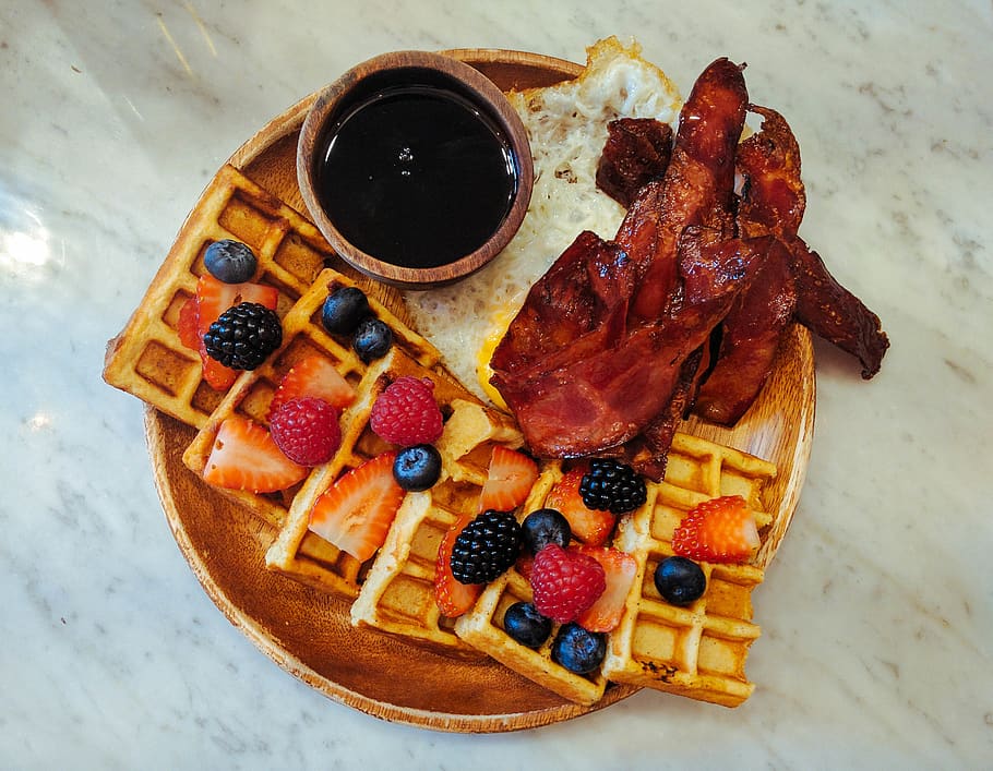 strawberry, blue berry, bacon, egg, waffle, syrup, blueberry HD wallpaper