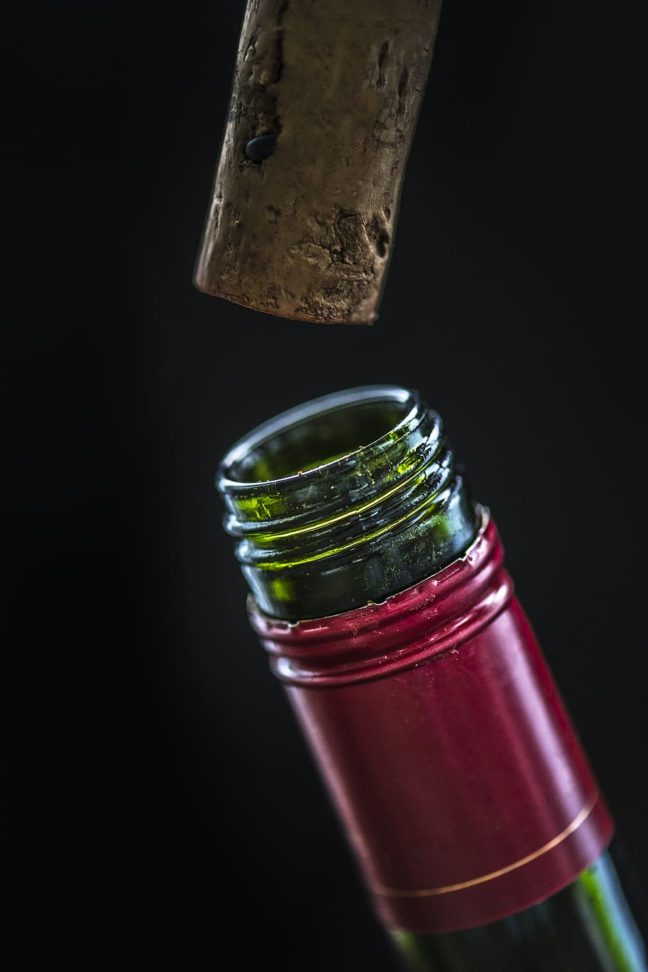 Closeup Photo of Green Glass Bottle and Cork, alcohol, black background, HD wallpaper