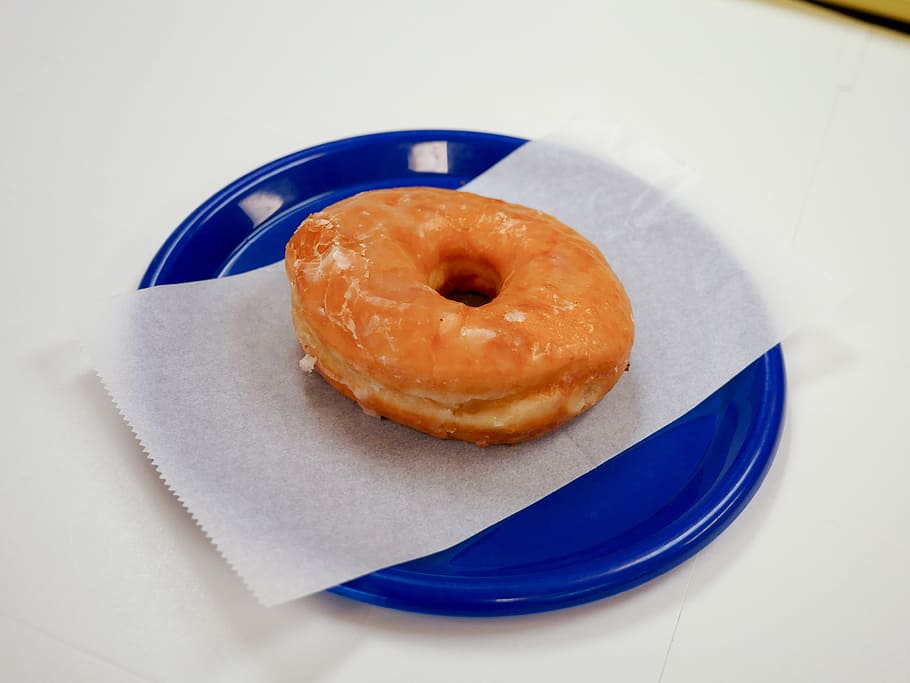 Glazed donut sitting on a blue plate, bakery, breakfast, calories, HD wallpaper