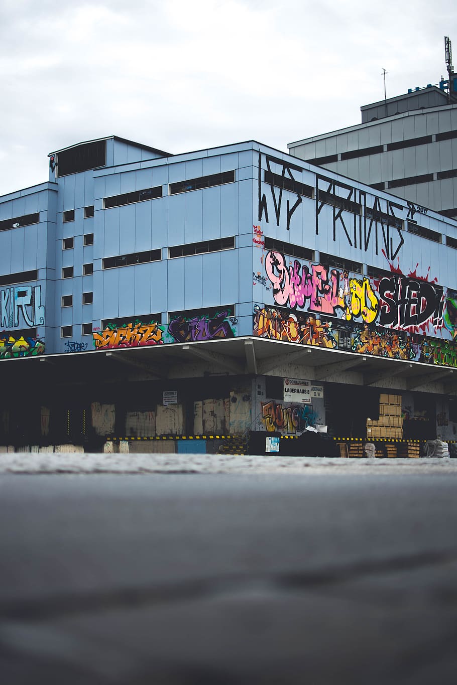 Building Covered With Graffiti, architecture, art, street art HD wallpaper