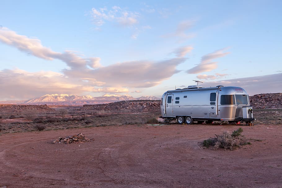Grey and Black Recreational Vehicle on Ground Under Blue and White Sky HD wallpaper