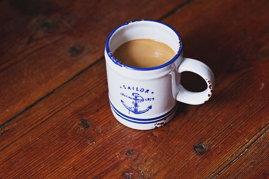White and Blue Sailor Ceramic Coffee Mug on Brown Wooden Surface, HD wallpaper