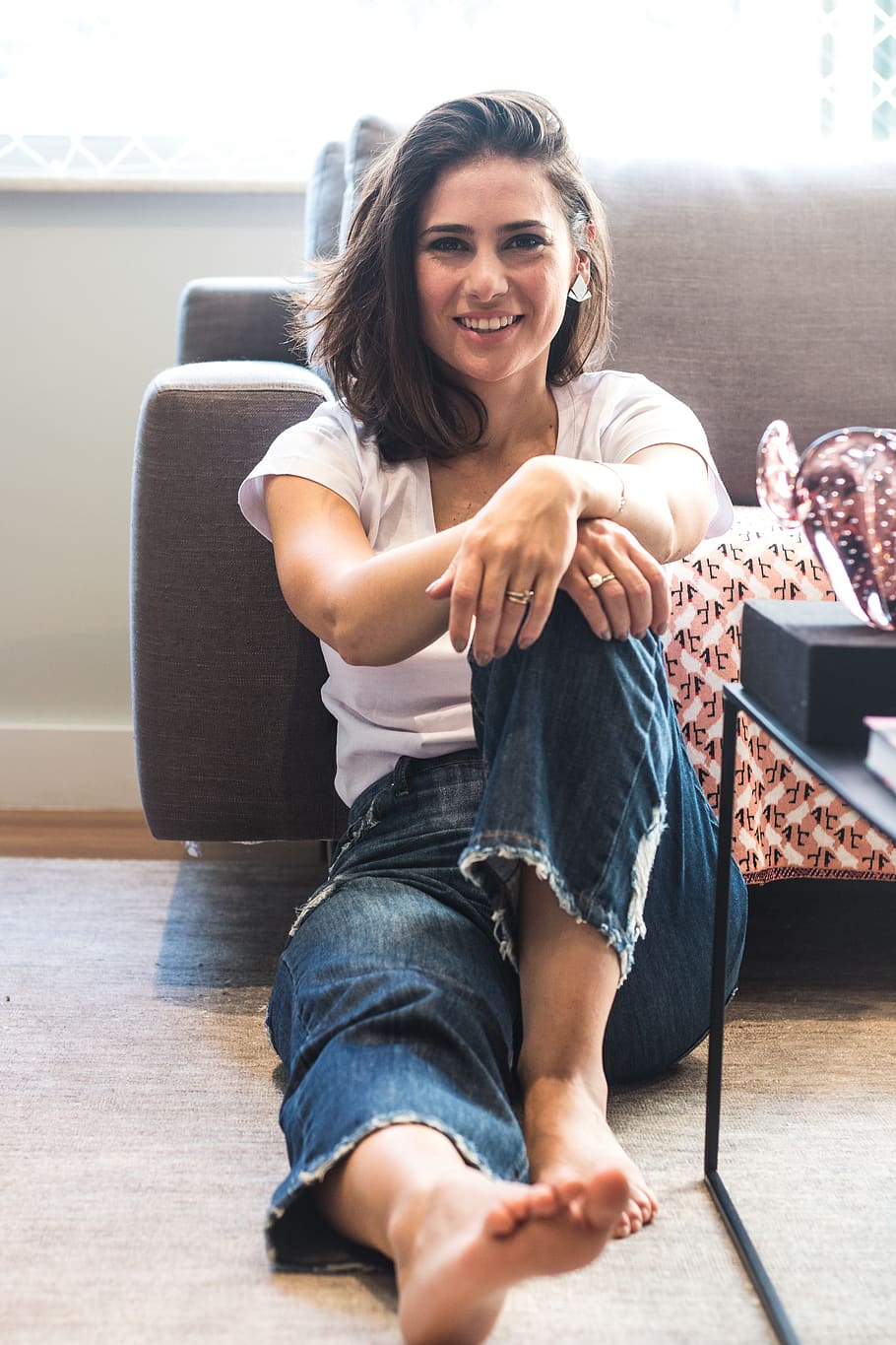 Woman Smiling and Sitting on Floor, attractive, beautiful, beauty HD wallpaper