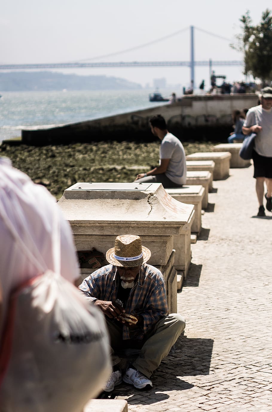 man sitting on floor, inconnu, unknow man, lisbonne, lisboa, street photography HD wallpaper