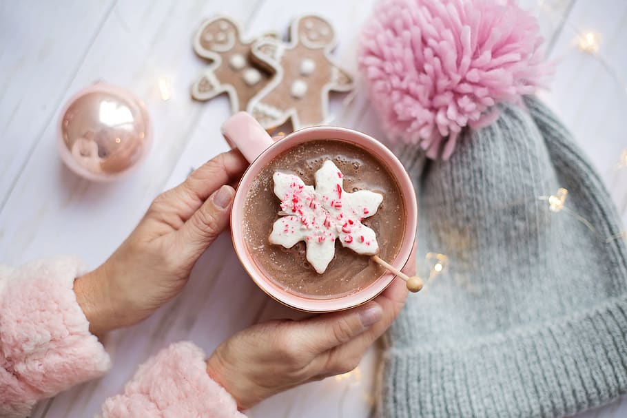 pink, christmas, hot chocolate, cozy, flat lay, gingerbread cookies, HD wallpaper