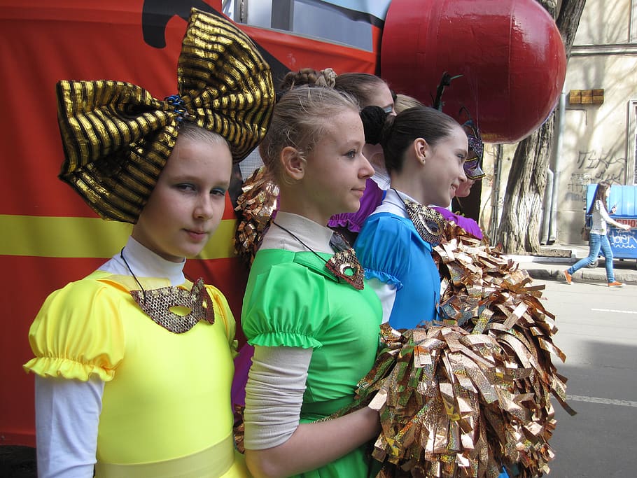 ukraine, odesa, girls, costumes, colorfull, yellow, green, blue, HD wallpaper