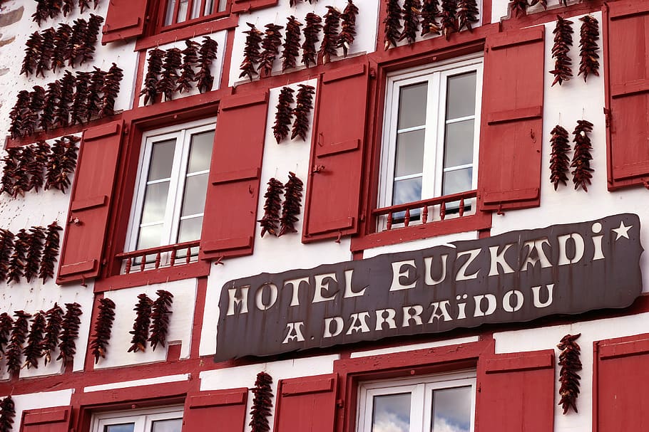 espelette, france, logis hôtel euzkadi, chilli peper, red, HD wallpaper