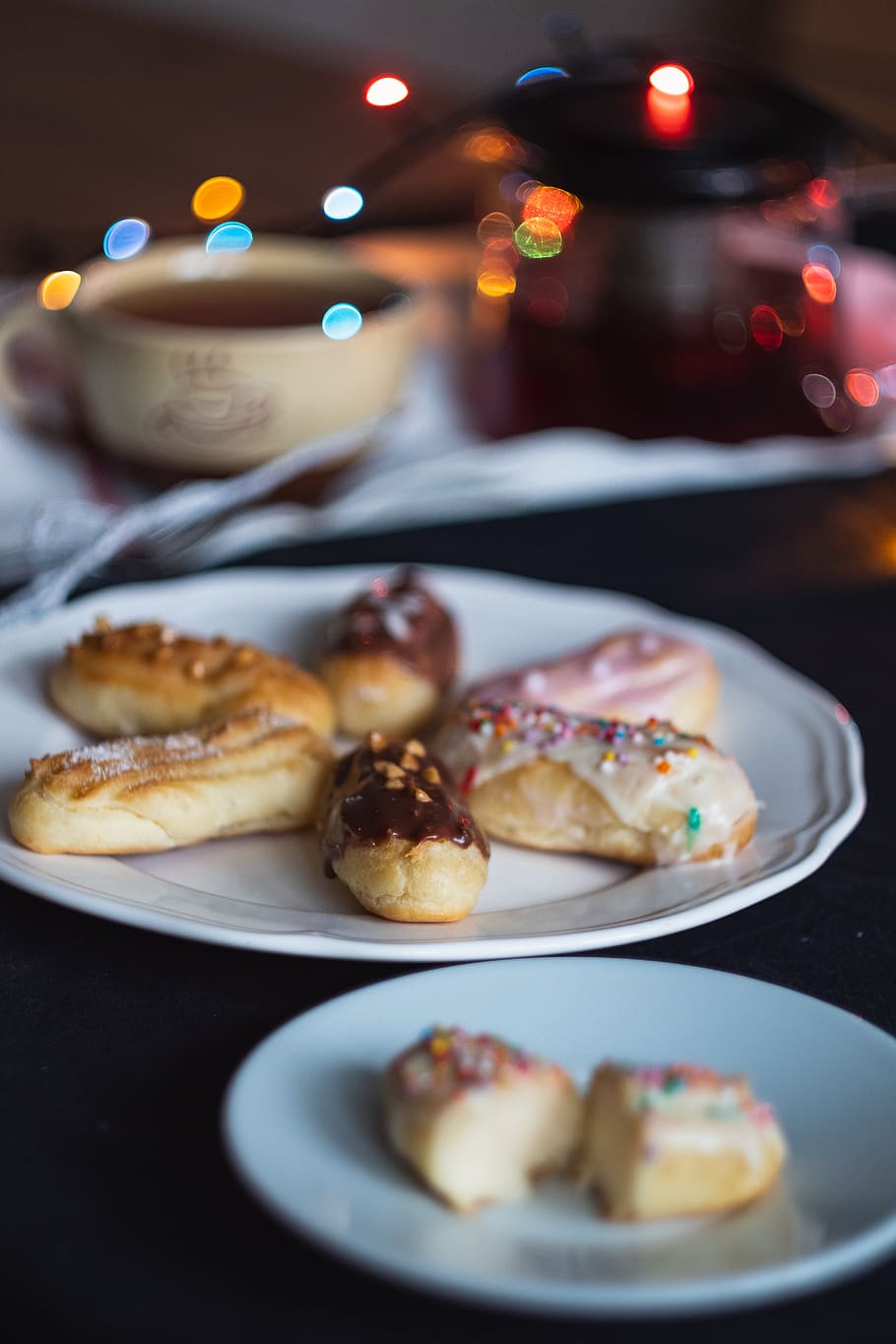 sliced doughnuts, food and drink, plate, freshness, table, indoors HD wallpaper