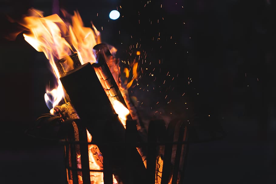 Bonfire, blaze, flame, heat, hot, burning, fire - natural phenomenon HD wallpaper