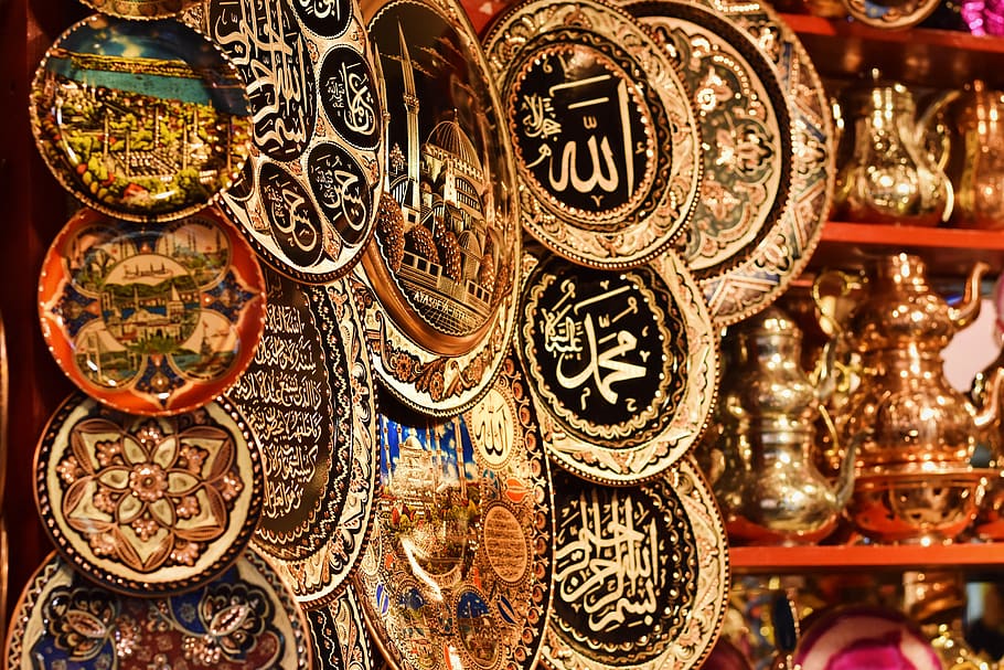 shallow focus photo of decorative plates, chandelier, lamp, the grand bazar