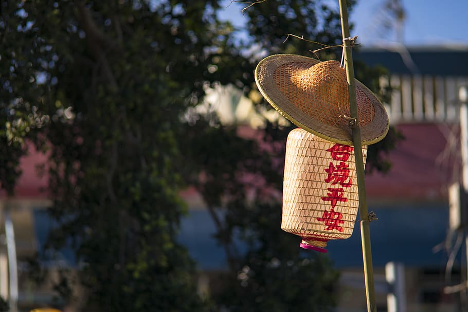 Straw Hat And Paper Lantern Placed On Bamboo Pole, hanging, hong kong, HD wallpaper