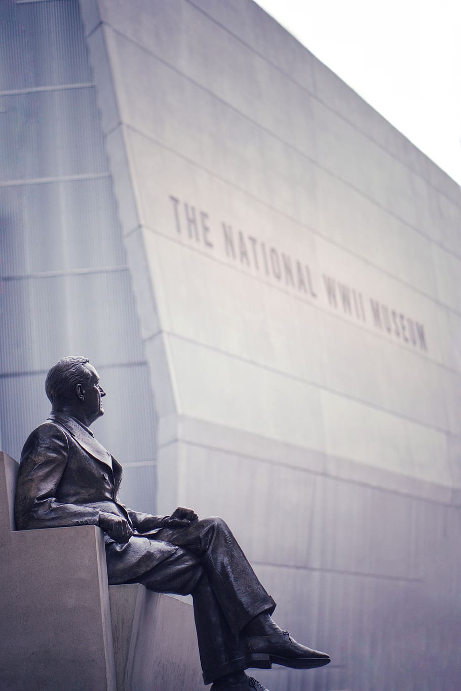 man sitting down statue, human representation, sculpture, male likeness HD wallpaper
