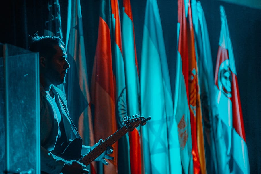 man playing guitar, color, azul, rojo, music, bass, worship, pray, HD wallpaper