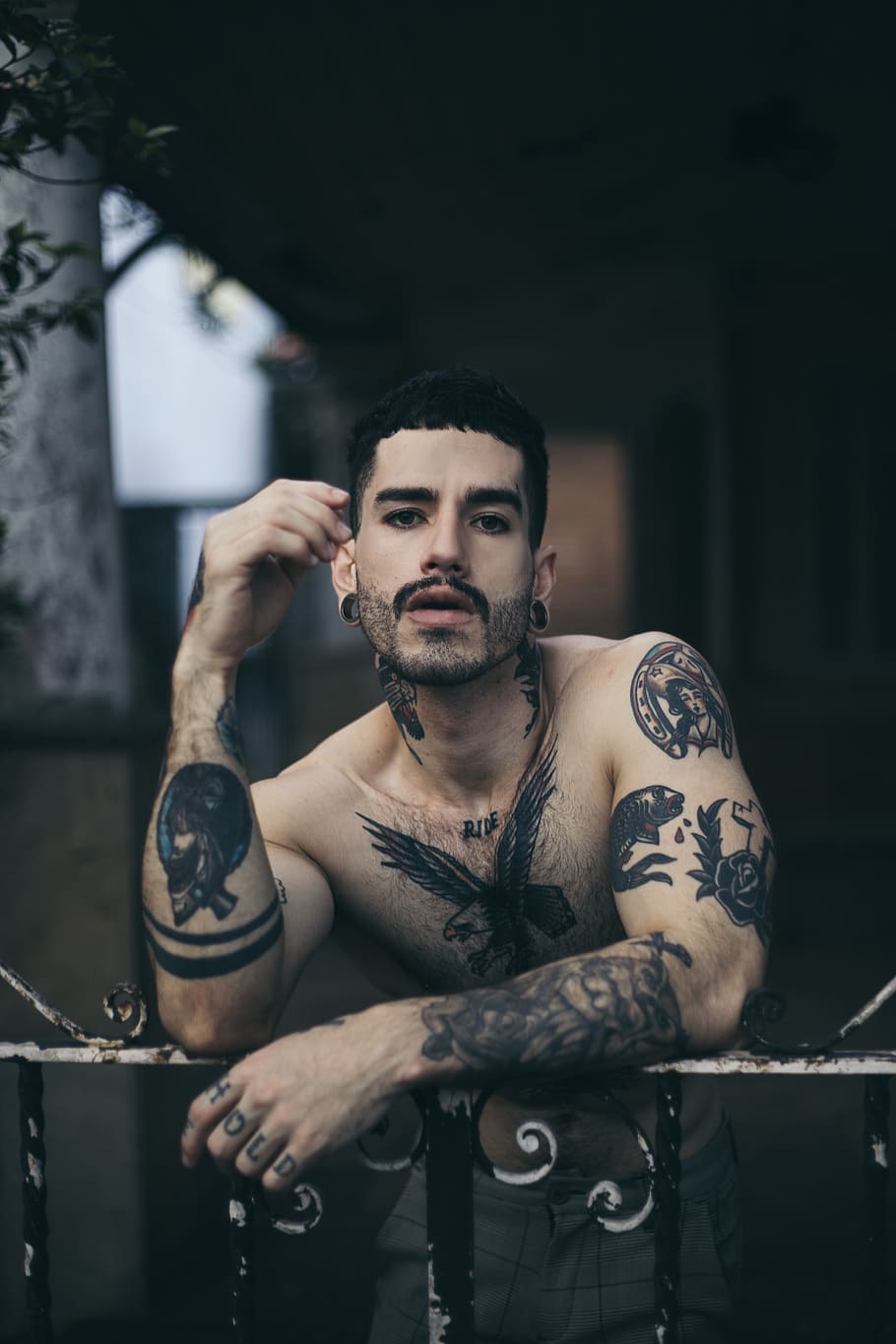 Shirtless Man Leaning On Gate, person, portrait, tattoos, one person, HD wallpaper