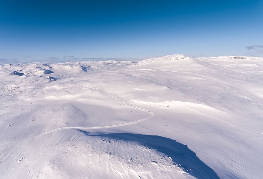 Snowy Field Under Blue Sky, cold, daylight, landscape, mountain HD wallpaper
