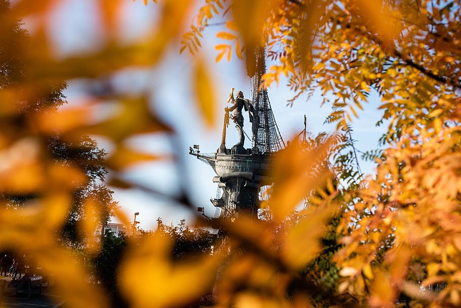 selective focus gray painted building, russia, памятник петру i HD wallpaper