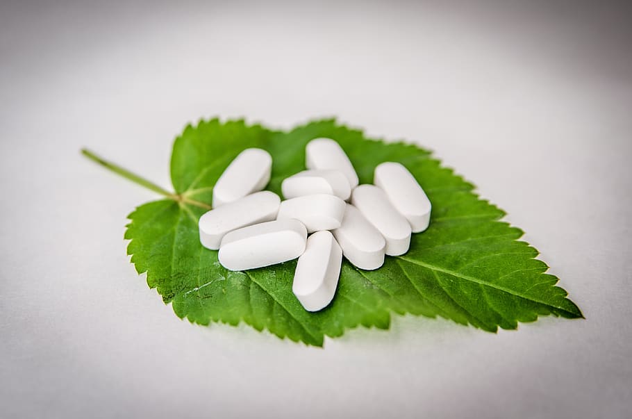 White Oval Medication Pill on Green Leaf, cure, herbal, medicine HD wallpaper