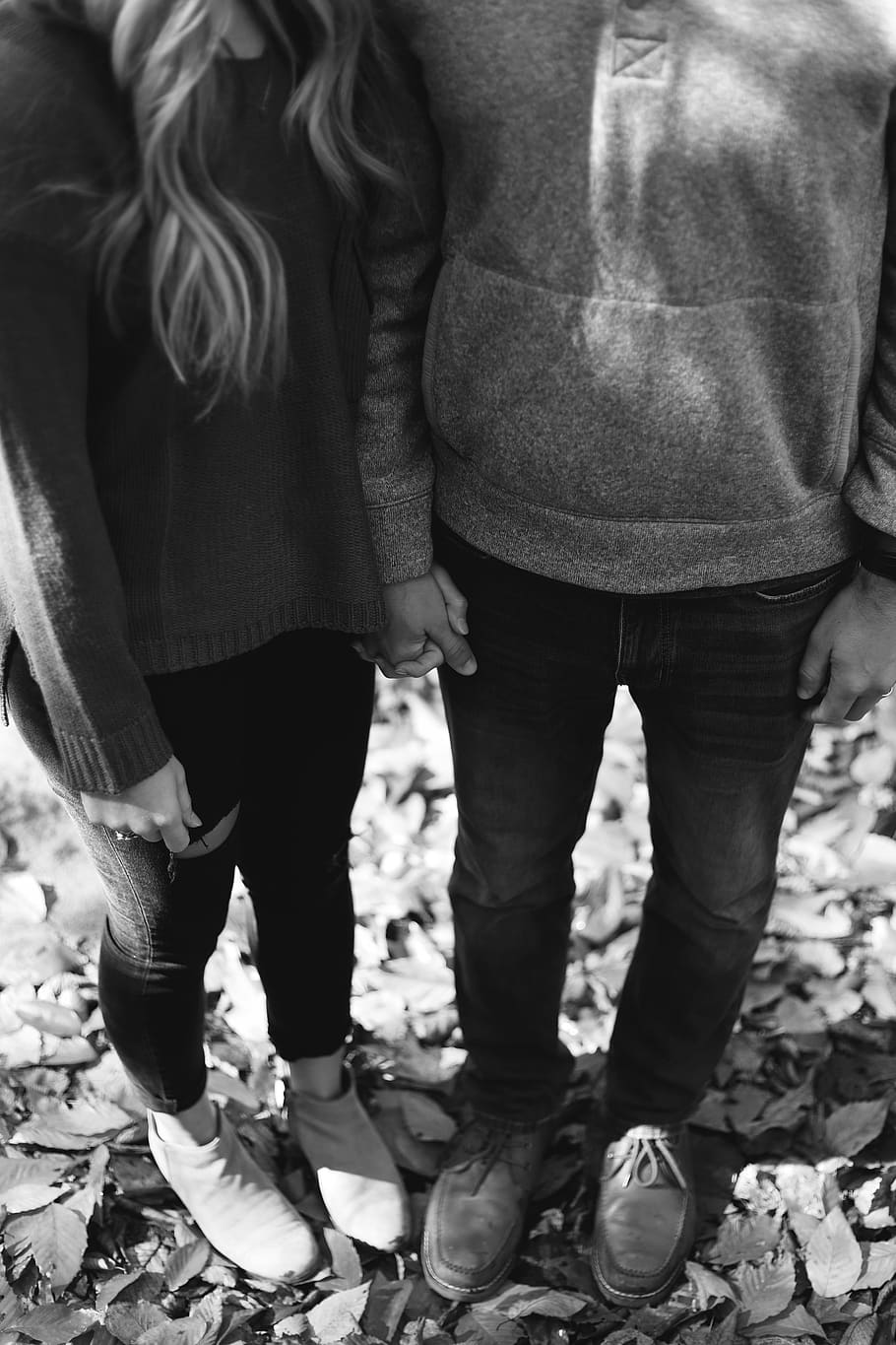 fall, hand, holding hand, engaged, romantic, moody, black and white HD wallpaper
