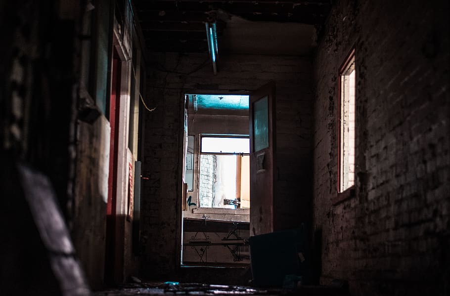 opened door inside room, corridor, dungeon, flooring, urban, crypt HD wallpaper