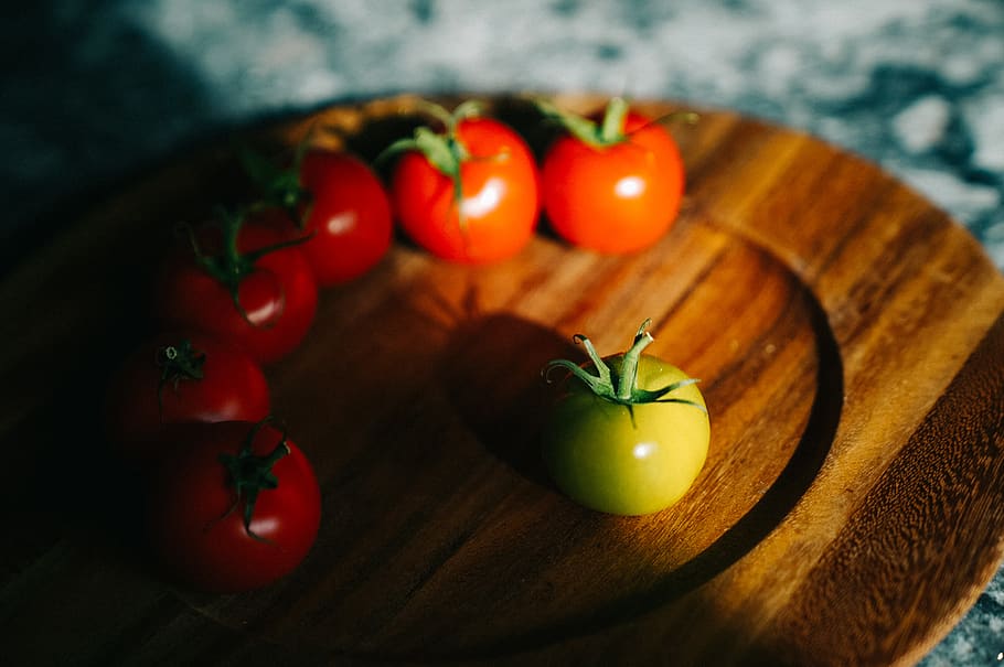 tomatoes on brown plate, plant, food, vegetable, produce, garlic HD wallpaper