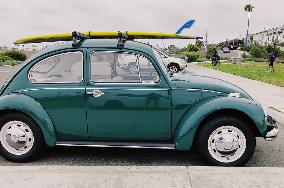 empty green Volkswagen Beetle carrying yellow surfboard on parking lot during daytime, HD wallpaper