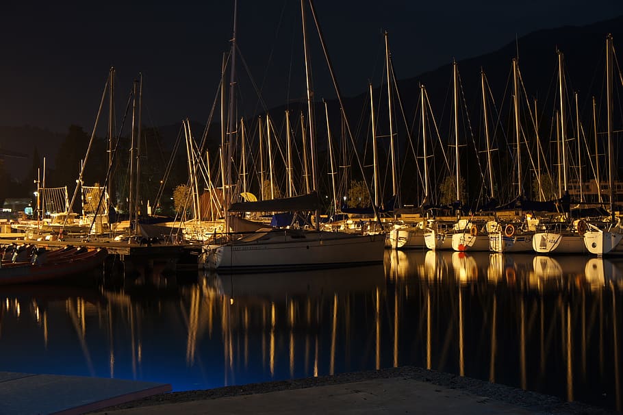 harbor, night, sailboat, reflection, lake garda, water, nautical vessel HD wallpaper