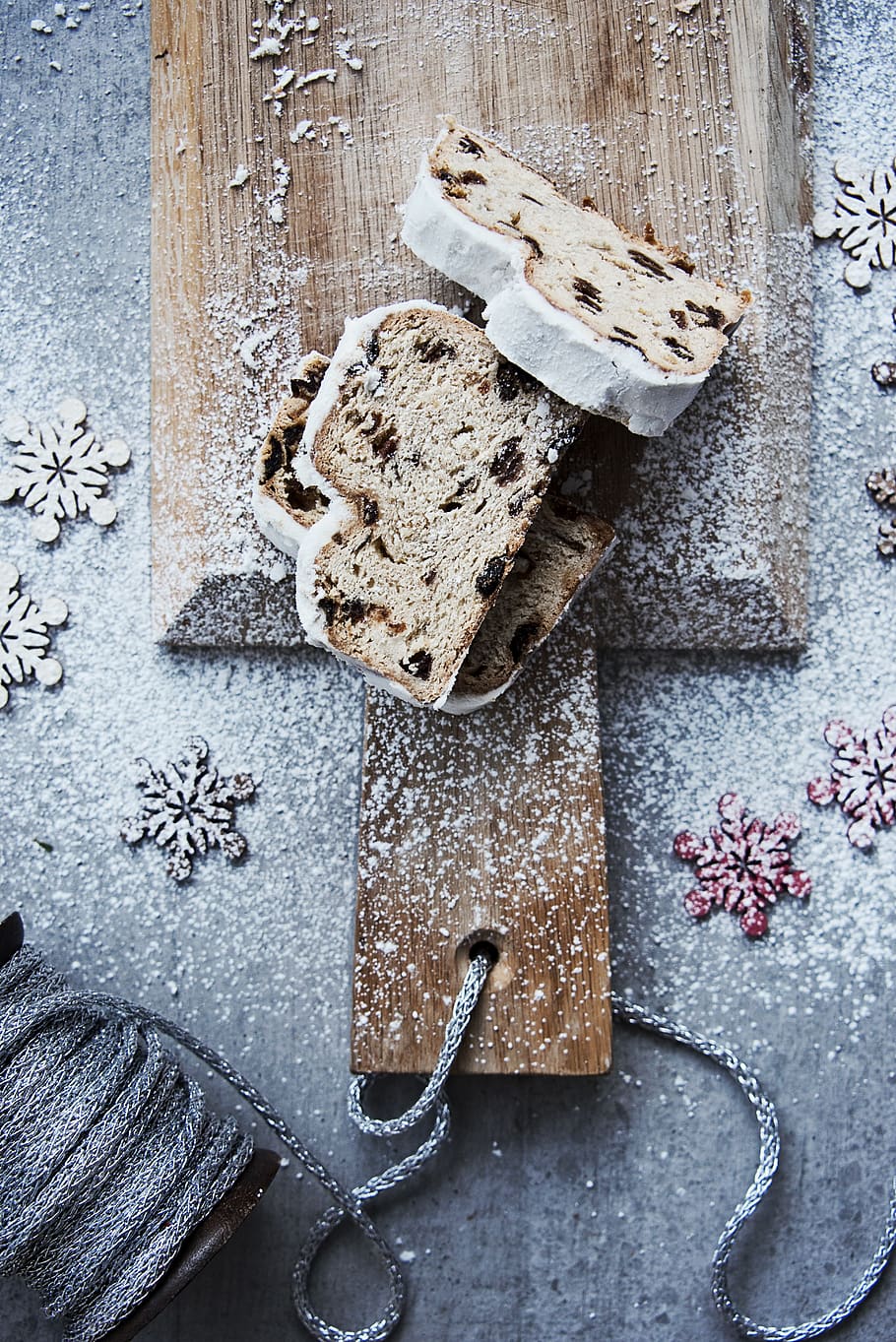 baked bread on chopping board, christmas, celebration, holiday HD wallpaper